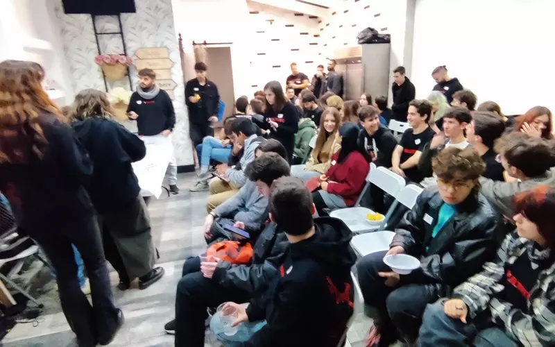 Sala llena de socios de MultitecUA durante la Multifiesta de noviembre de 2025