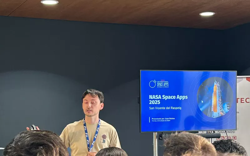Presentación del NASA Space Apps 2025 en San Vicente del Raspeig ante el público asistente
