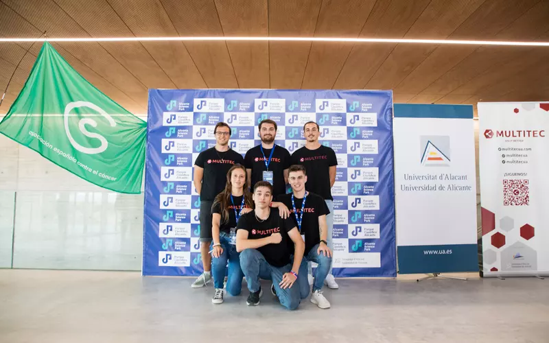 Grupos de participantes del V Cienciathon reunidos en el Parque Científico de Alicante