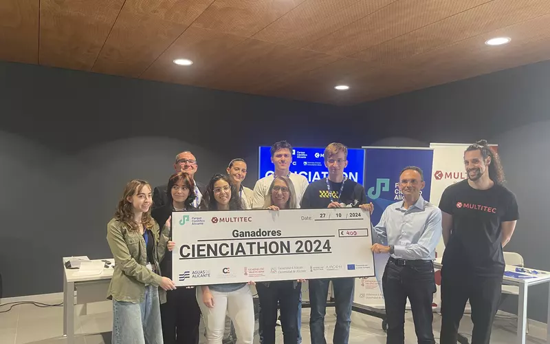 Equipo ganador del VI Cienciathon recogiendo el premio con el cheque de la edición