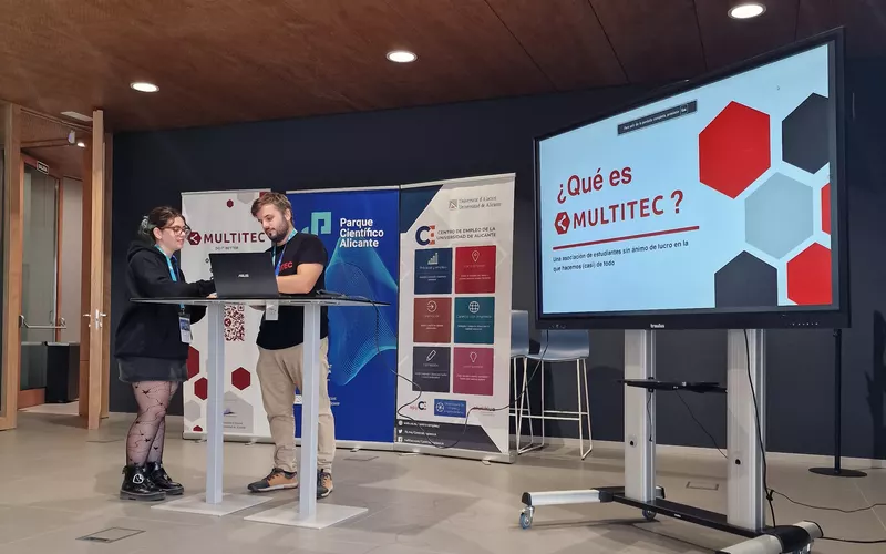 Presentación de MultitecUA en el VII Cienciathon, con la pantalla mostrando «¿Qué es Multitec?»