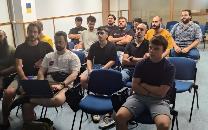 Sala llena de asistentes durante la charla sobre Cloud Run del GDG Alicante