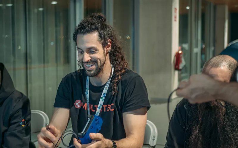 Participante con camiseta de MultitecUA durante la Gamejam Alicante de 2025