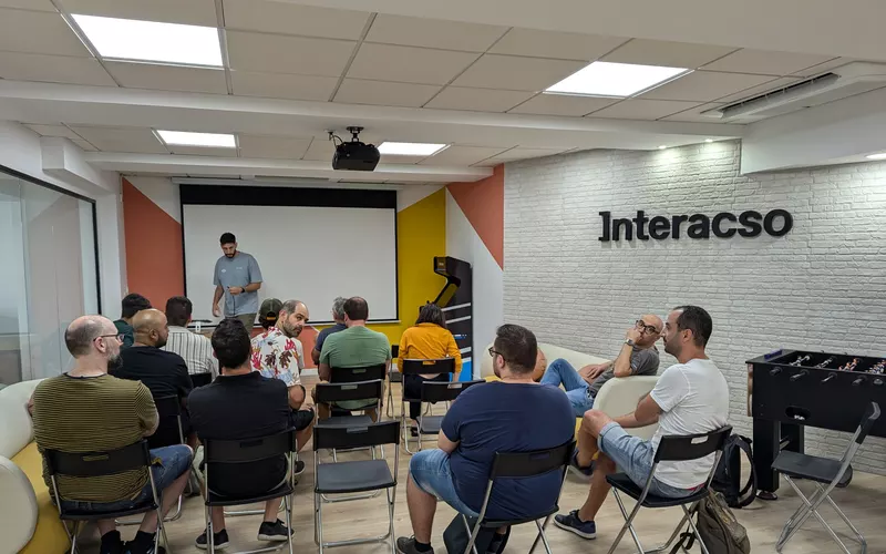 Asistentes sentados en círculo durante la charla del Google I/O Extended en Alicante